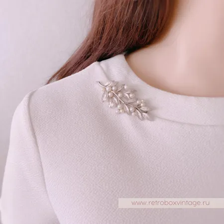 TRIFARI Брошь «Жемчужная веточка в серебре»