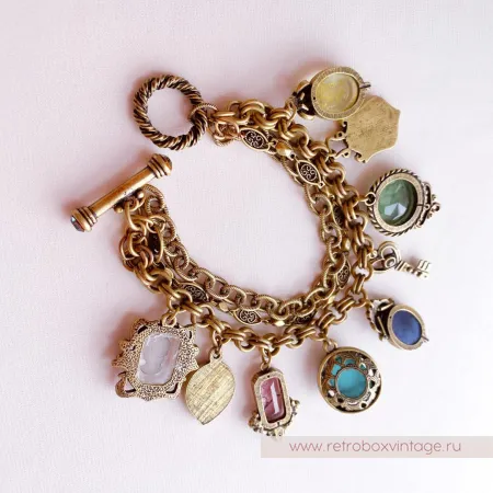 SWEET ROMANCE Браслет «Пять богинь с инталиями и шармами: зеленая»