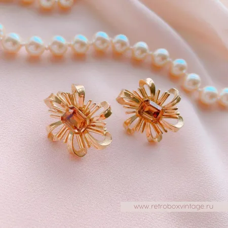 TRIFARI Комплект "Сияние звезды: бежевый кристалл в золоте" брошь и клипсы