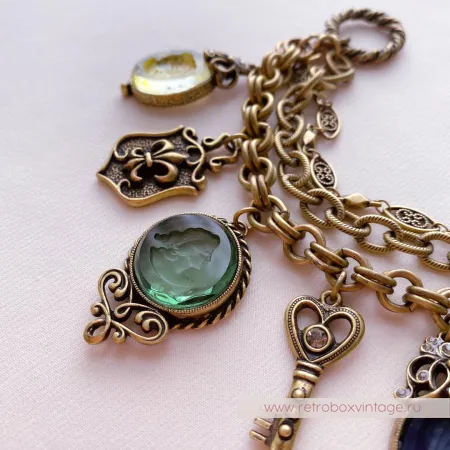 SWEET ROMANCE Браслет «Пять богинь с инталиями и шармами: зеленая»