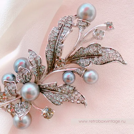 CAROLEE Брошь "Серебристая веточка с серым жемчугом"