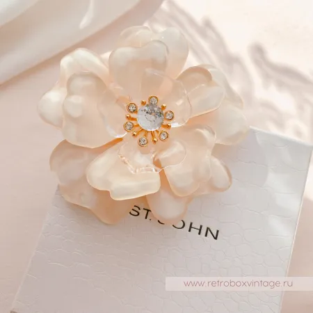 ST. JOHN Брошь «Нежная камелия»
