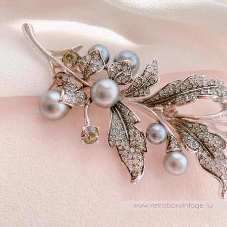CAROLEE Брошь "Серебристая веточка с серым жемчугом"