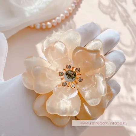 ST. JOHN Брошь «Нежная камелия»