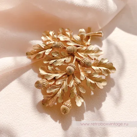 TRIFARI Брошь «Дубовая веточка с желудями: золото»