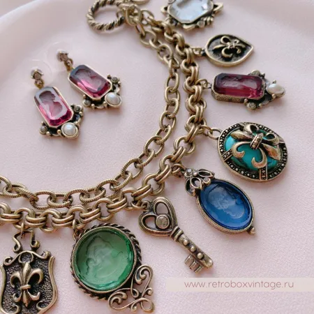 SWEET ROMANCE Браслет «Пять богинь с инталиями и шармами: зеленая»