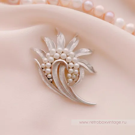 TRIFARI Брошь «Жемчужный завиток»