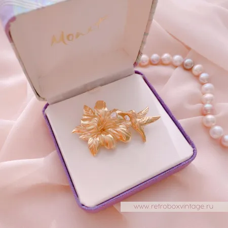 MONET Брошь «Колибри на цветке гибискуса»