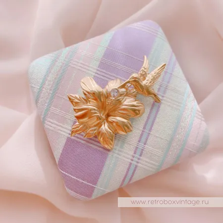 MONET Брошь «Колибри на цветке гибискуса»