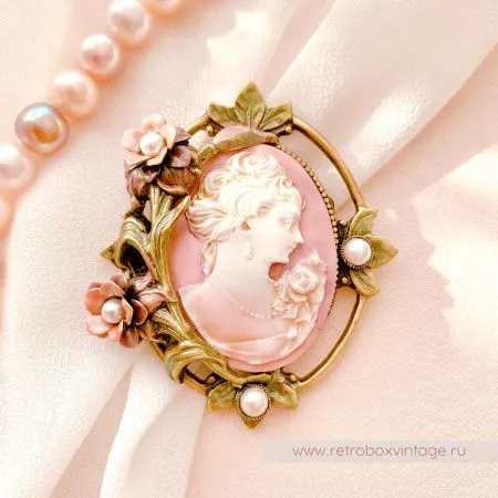 SWEET ROMANCE Брошь "Камея в цветах"