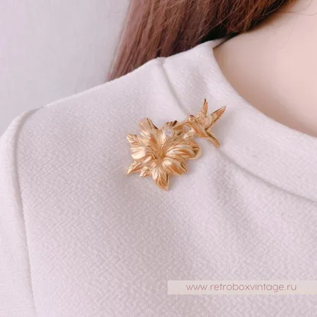 MONET Брошь «Колибри на цветке гибискуса»