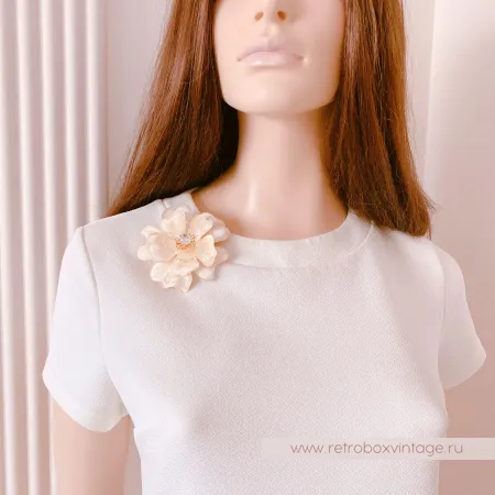 ST. JOHN Брошь «Нежная камелия»