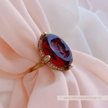 SWEET ROMANCE Кольцо «Богиня: гранат с инталией»