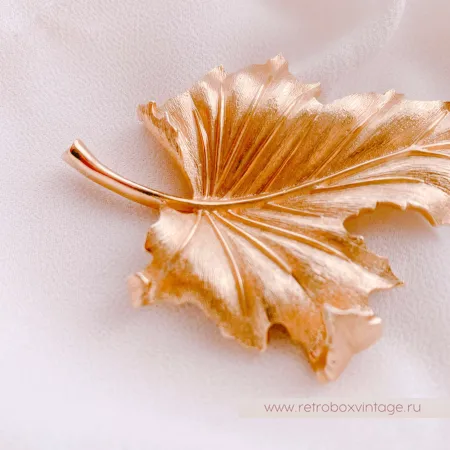 TRIFARI Брошь «Кленовый лист изысканный: золото»