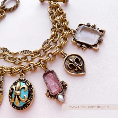 SWEET ROMANCE Браслет «Пять богинь с инталиями и шармами: зеленая»