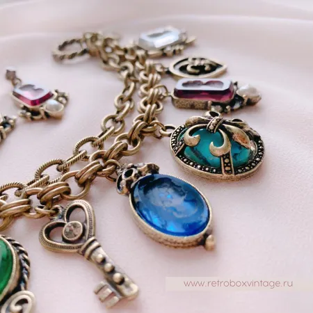 SWEET ROMANCE Браслет «Пять богинь с инталиями и шармами: зеленая»