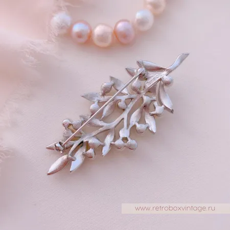 TRIFARI Брошь «Жемчужная веточка в серебре»