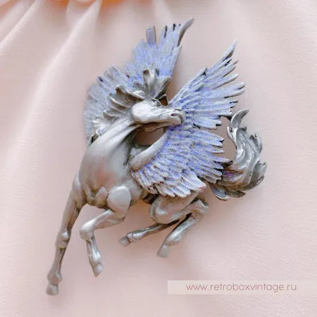JJ / JONET JEWELRY Брошь «Крылатый пегас: лавандовый серебро»