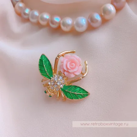 JOAN RIVERS Брошь «Пчелка-гардения»