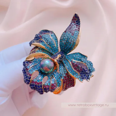 JOAN RIVERS Брошь «Синяя орхидея с жемчужиной»