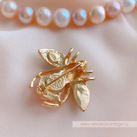 JOAN RIVERS Брошь «Пчелка-гардения»