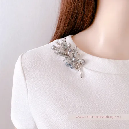 CAROLEE Брошь "Серебристая веточка с серым жемчугом"