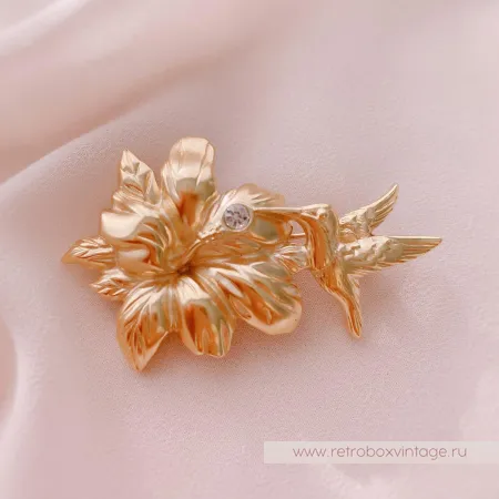 MONET Брошь «Колибри на цветке гибискуса»