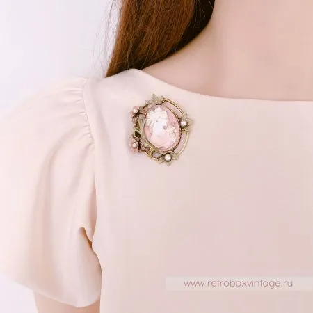 SWEET ROMANCE Брошь "Камея в цветах"