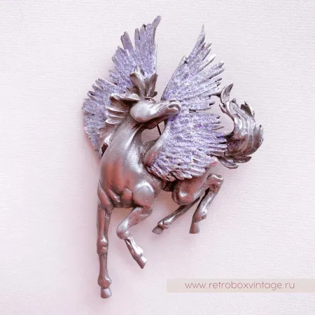 JJ / JONET JEWELRY Брошь «Крылатый пегас: лавандовый серебро»