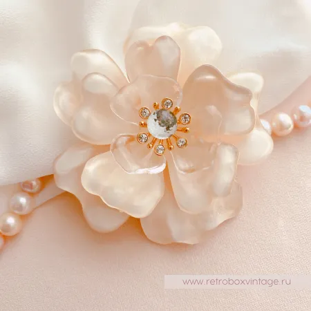 ST. JOHN Брошь «Нежная камелия»