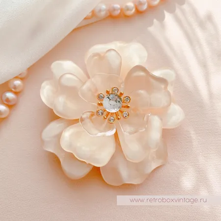 ST. JOHN Брошь «Нежная камелия»