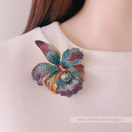 JOAN RIVERS Брошь «Синяя орхидея с жемчужиной»