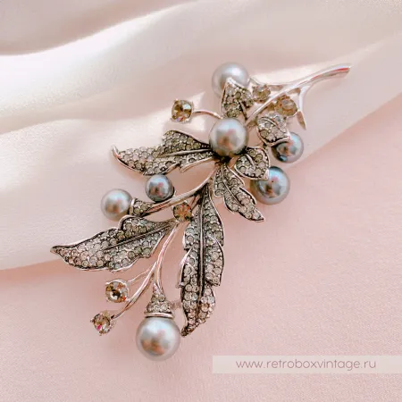 CAROLEE Брошь "Серебристая веточка с серым жемчугом"