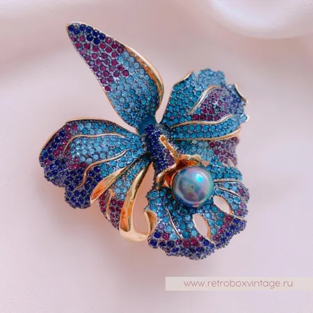 JOAN RIVERS Брошь «Синяя орхидея с жемчужиной»