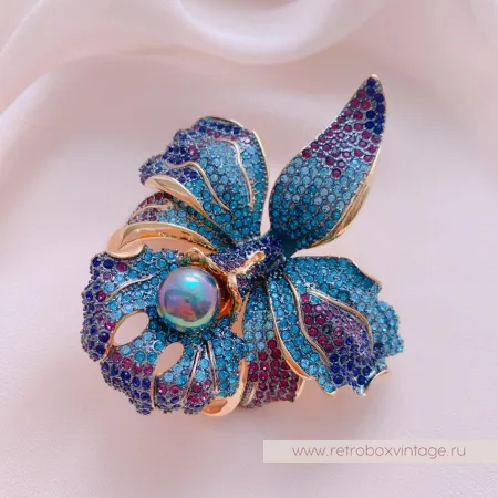 JOAN RIVERS Брошь «Синяя орхидея с жемчужиной»