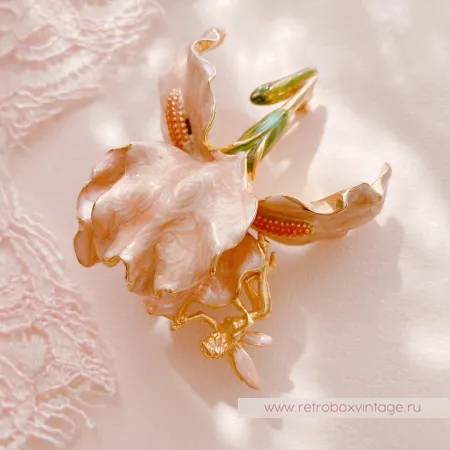 KIRKS FOLLY Брошь «Пудровый ирис с феей»