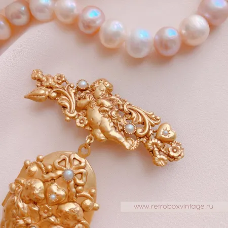 ASKEW LONDON Брошь-локет «Ангелочки»