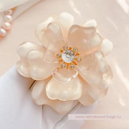 ST. JOHN Брошь «Нежная камелия»