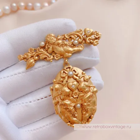 ASKEW LONDON Брошь-локет «Ангелочки»