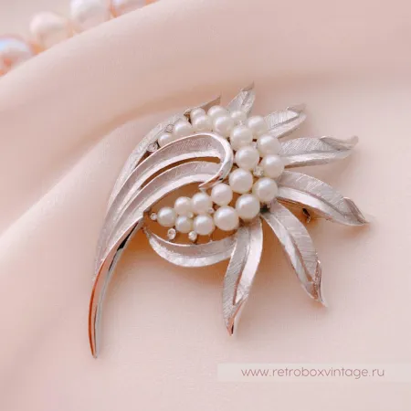 TRIFARI Брошь «Жемчужный завиток»