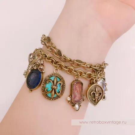 SWEET ROMANCE Браслет «Пять богинь с инталиями и шармами: зеленая»