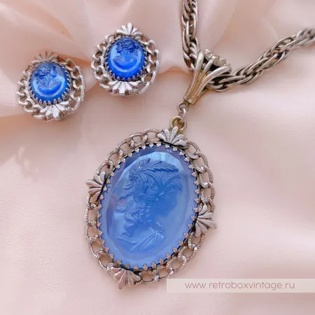 WHITING AND DAVIS Комплект «Голубые камеи» ожерелье и клипсы