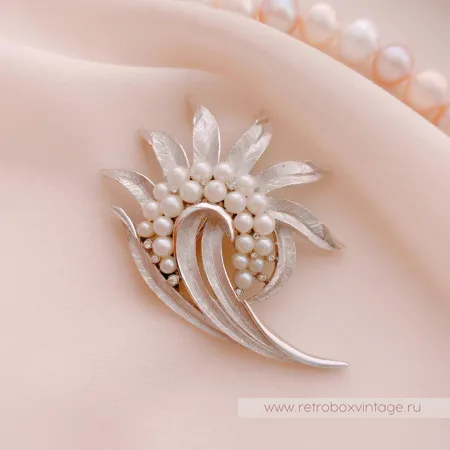 TRIFARI Брошь «Жемчужный завиток»