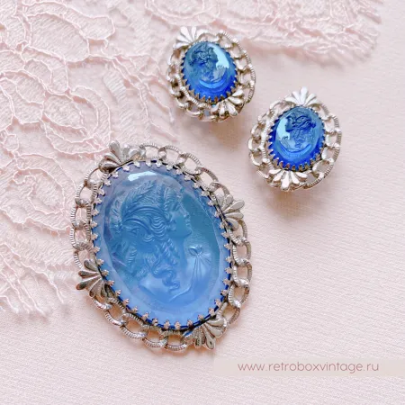 WHITING AND DAVIS Комплект «Секрет Афродиты: голубые камеи» брошь и клипсы
