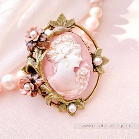 SWEET ROMANCE Брошь "Камея в цветах"
