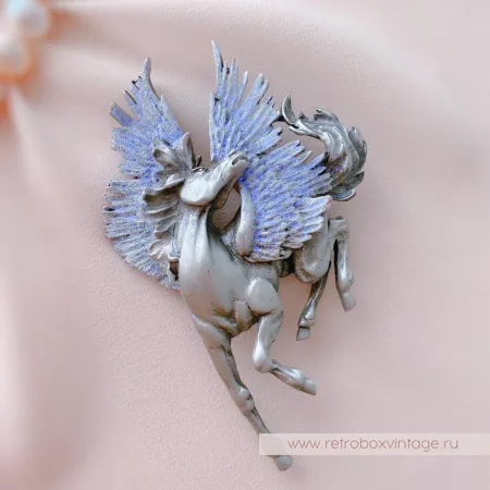 JJ / JONET JEWELRY Брошь «Крылатый пегас: лавандовый серебро»