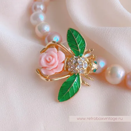 JOAN RIVERS Брошь «Пчелка-гардения»