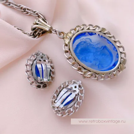 WHITING AND DAVIS Комплект «Голубые камеи» ожерелье и клипсы