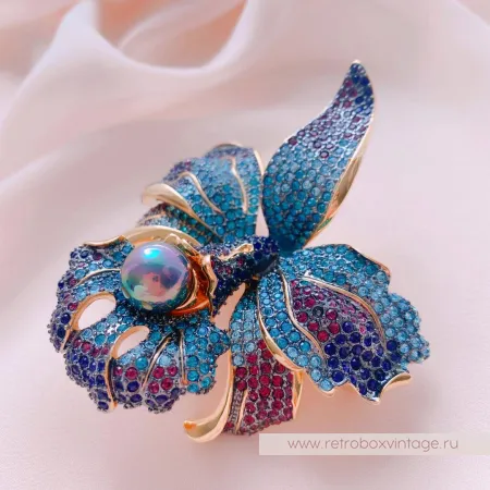 JOAN RIVERS Брошь «Синяя орхидея с жемчужиной»