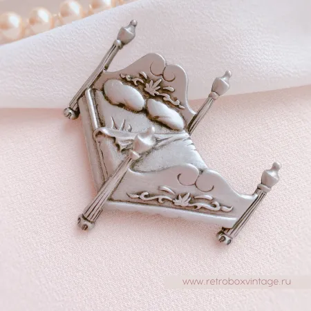 JJ / JONET JEWELRY Брошь "Ложе для двоих" кровать